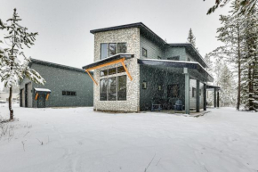 All-Season Cabin Hot Tub and Sauna in Donnelly